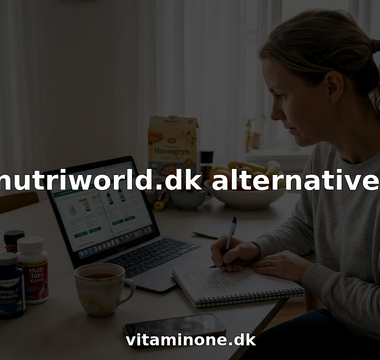 En kvinde sidder ved køkkenbordet og sammenligner hjemmesider med kosttilskud.