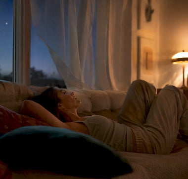 En person ligger og sover roligt i soveværelset.