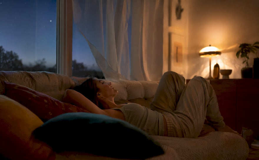 En person ligger og sover roligt i soveværelset.
