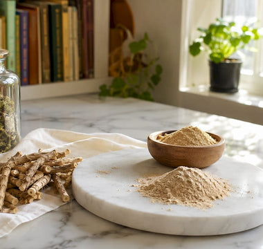Nærbillede af ashwagandha-rødder og pulver