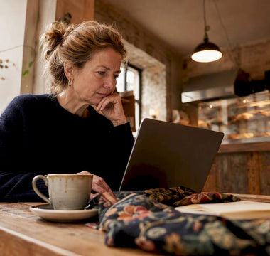 Kvinde undersøger danske butikker, der sælger kosttilskud