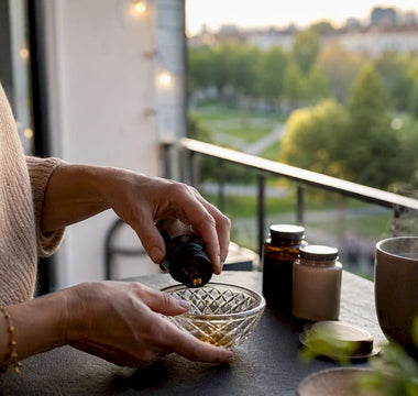 En person sidder hjemme ved spisebordet og måler sine vitaminer op.