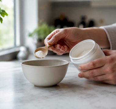 Hænder, der måler vitamin D pulvertilskud