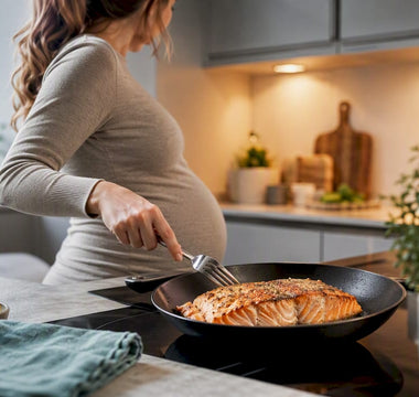 Gravid kvinde laver mad med fed fisk