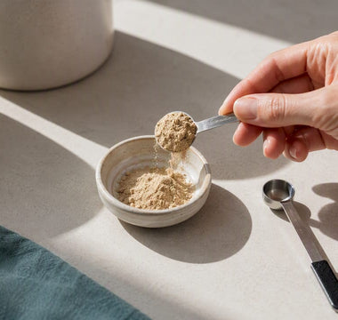 Ashwagandha-pulver gøres klar til dosering