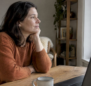 Kvinde tager en pause fra computeren på grund af tørre øjne