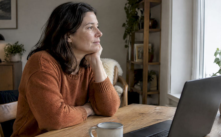Kvinde tager en pause fra computeren på grund af tørre øjne