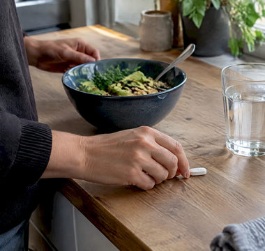Tag en magnesiumtablet til måltidet med et glas vand