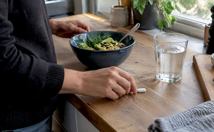 Tag en magnesiumtablet til måltidet med et glas vand